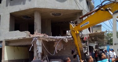 شاهد ..  إزالة عقار مخالف 13 دور حتى سطح الأرض بالاسكندرية 