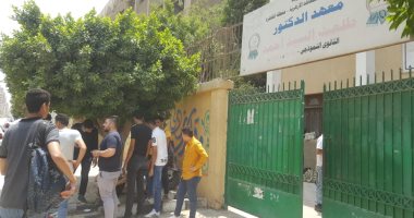 انتهاء لجنة طلاب الشهادة الثانوية الأزهرية القسم العلمى من امتحان النحو