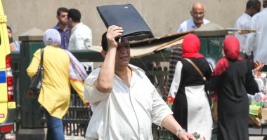 "إزازة ميه وطاقية وكيس" وسيلة المصريين للهروب من ارتفاع درجة الحرارة
