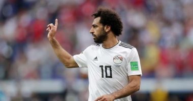 شاهد.. محمد صلاح يطمئن على إصابة زميله كيتا قبل ودية غينيا