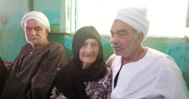 صور.. أكبر معمرة بالقليوبية.. الحاجة "سرية" تبلغ من العمر 105 عاما ولديها 85 حفيدا.. العجوز: عشنا الرعب طول حروب مصر وأودلاى شاركوا فيها.. زوجات أبنائها: عمرها ما عاشت علينا دور الحما وواقفة فى صفنا دايما