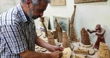 صور وفيديو.. ابن الداخلة ينجح فى تحويل مخلفات النخيل إلى تحف فنية رائعة.. السعدواى: النخلة لا ينتج عنها مخلفات مطلقا لأنها مصدر الخير ورمز البركة.. المكحلة والضبة والمفتاح وبرج الحمام والبورتريه أبرز أعماله
