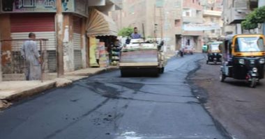 صور.. رصف الشوارع الرئيسية بعد توصيل الغاز الطبيعى بزفتى فى الغربية