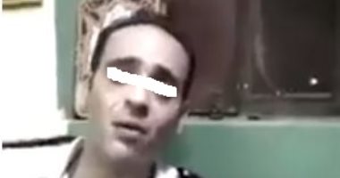 فيديو.. سقوط ضابط مرور مزيف أثناء تنظيمه حركة السيارات فى فيصل.. الشاب: "كنت بمشى الطريق وعارف إنه غلط".. ورواد السوشيال ميديا يشكرون رجال الشرطة على يقظتهم وسرعة ضبط المتهم.. والحبس سنتين مصيره