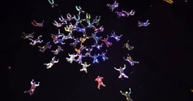 جنون الهواية.. 64 شخصًا يقفزون بالمظلات ليلًا لتحطيم الرقم القياسى.. صور
