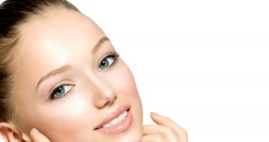 من غير صالونات تجميل.. طرق طبيعية لإزالة شعر الوجه