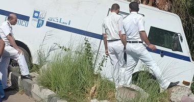 صور.. انقلاب سيارة نقل أموال بوسط مدينة الأقصر