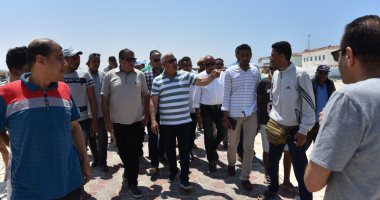 صور.. محافظ مطروح يتفقد الشواطئ والخدمات المتوفرة بها ويوجه برفع كفاءتها
