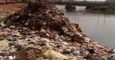 أهالى المحلة يشكون من تراكم القمامة والصرف الصحى فى الشوارع