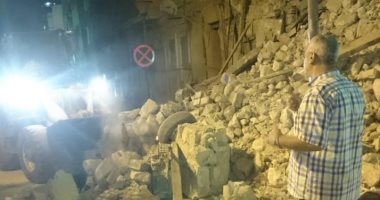 صور.. انهيار جزئى بعقار غرب الإسكندرية.. والحى يرفع الأنقاض