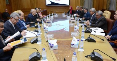 العصار ومحافظ أسوان يناقشان المشروعات الجارى تنفيذها لتطوير المحافظة