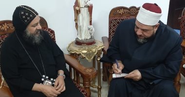 صور.. أسقف السويس يشترى 5 صكوك أضحية من الأوقاف