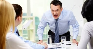 عشان تعدى الأمور بسلام.. نصائح للتعامل مع مديرك لو بيحب المشاكل