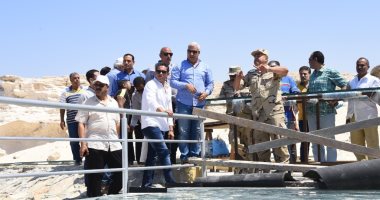 صور.. محافظ مطروح يتابع أعمال تطوير شاطئ كليوباترا ويلتقى بالمصطافين