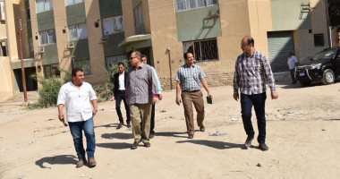 صور.. محافظ الفيوم يعاين السلامة الإنشائية للمبانى الحكومية والسكنية بدمو