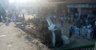 صور.. مصرع شخص وإصابة 3 آخرين إثر انقلاب سيارة نقل من أعلى دائرى المرج