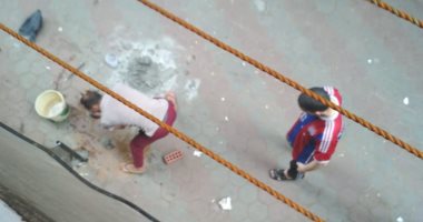 مواطن يشكو من إنشاء أعمدة حديدية تسببت فى تلف بلاط الحى