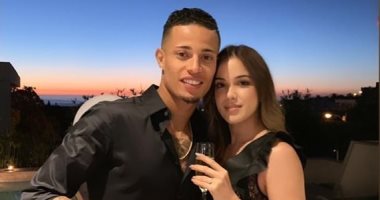 متبادلا القبلات مع حبيبته.. مهاجم انبى السابق يحتفل بخطوبته فى المغرب "فيديو"