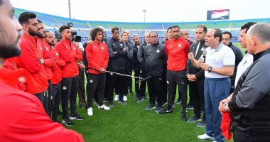 السيسى يزور المنتخب الوطنى خلال تدريباته باستاد الدفاع الجوى 