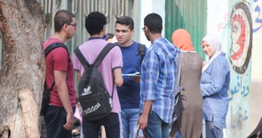 طلاب الثانوية العامة (علمى) يبدأون دخول لجان امتحان الاستاتيكا 