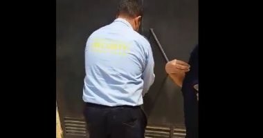 دليفرى ينقذ قطة بمدينة الرحاب من الموت داخل غرفة كهرباء.. فيديو