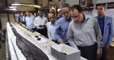 تنفيذا لتكليفات الرئيس بدراسة نقل مركبى خوفو للمتحف المصرى الكبير.. مدبولى يستهل العام الثانى لرئاسته الحكومة بزيارة الموقع.. ويؤكد: المتحف الكبير رسالة للعالم كله عن مصر.. وإجراءات لتطوير طرق الهرم وفيصل