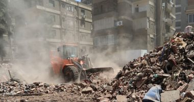 إزالة عشش السكة الحديد بالدقى ورفع أطنان من مخلفات الهدم.. صور