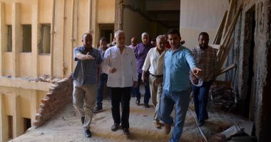 فيديو وصور.. محافظ الأقصر يتفقد مشروعات المياة والصرف ورصف الطرق بإسنا وأرمنت
