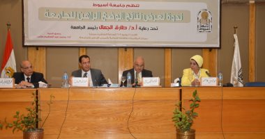 رئيس جامعة أسيوط: تطبيق المركزية لمواجهة تطوير المعامل والبحث العلمى