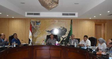 محافظ الفيوم يلتقى أعضاء مجلس النواب ويفرض غرامة على رش المياه فى الشارع