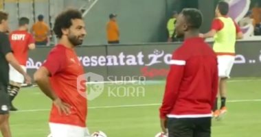 كاميرا سوبر كورة ترصد كواليس حوار محمد صلاح وكيتا فى ودية مصر وغينيا