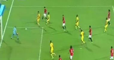 فيديو..  عمر جابر يُصحح خطأ هدف غينيا ويسجل الثالث للفراعنة