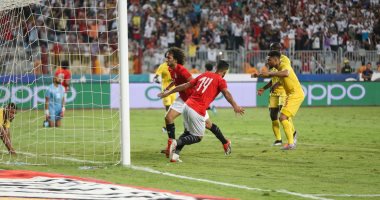 شاهد.. محمد صلاح يتلاعب بحارس غينيا قبل هدف الفراعنة الثانى