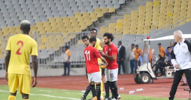 فيديو وصور .. محمد صلاح يراوغ بمهاراة عالية و ويسدد خارج المرمى
