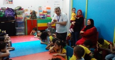 صور.. طبيب بيطرى يستخدم الحيوانات الأليفة لعلاج التوحد واضطرابات السلوك
