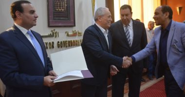 محافظ الأقصر يكرم قيادات التموين لحصولهم على المركز الأول بتنفيذ الشكاوى 