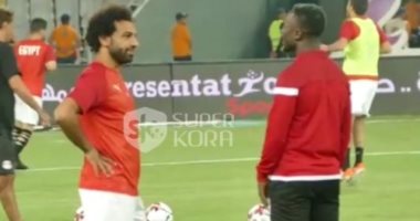 شوف واحكم بنفسك.. لماذا بكت هذه الفتاة بعد لقائها محمد صلاح؟