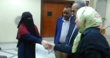 صور.. "القومى للمرأة" بأسيوط يوزع شهادات أمان على السيدات المعيلات