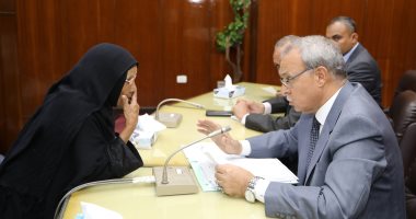 صور .. محافظ قنا يبحث شكاوى 100 مواطن خلال اللقاء المفتوح