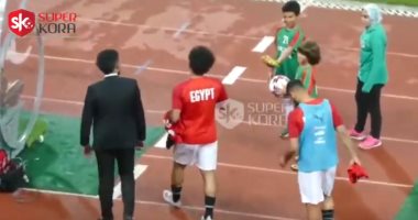 سوبر كورة.. شاهد طفل بيعزم على محمد صلاح بالأكل فى الملعب 