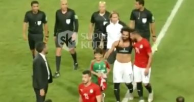 سوبر كورة.. شاهد فرحة طفل اقتنص الصيد الثمين من محمد صلاح 
