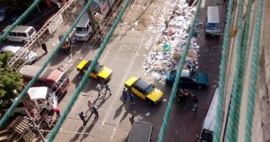 تراكم القمامة فى طريق الترام بمنطقة باكوس بالإسكندرية