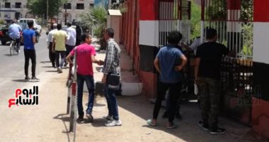 صور.. القلق يسيطر على طلاب الثانوية قبل بدء امتحان الأحياء والفلسفة والمنطق