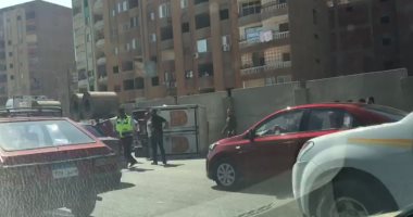 أوناش المرور ترفع حطام حادث انقلاب سيارة نقل من أعلى دائرى المريوطية