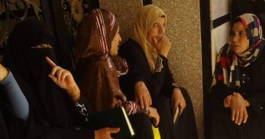 صور.. أولياء الأمور يفترشون الأرصفة ويقرأون القرآن أمام اللجان بالغربية