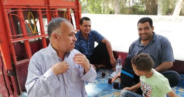 "بعدة الشاى".. شاهد كيف انتظر 3 آباء أبناءهم أمام لجان امتحانات الثانوية