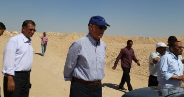 صور .. محافظ قنا يتفقد بحيرة "العقب" الصناعية للحماية من إخطار السيول