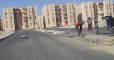 صور.. استمرار أعمال التطوير بامتداد طريق عمارات الإسكان الاجتماعى بالغردقة