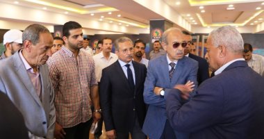 صور.. شريف إسماعيل و"صقر" فى جولة داخل استاد السويس استعدادًا لأمم أفريقيا 