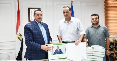صور.. محافظ البحيرة يتسلم أول نسخة من أطلس الأوقاف